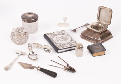 Lot 23 - A small quantity of silver