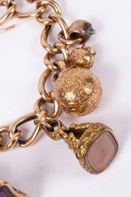Lot 86 - An 15ct yellow gold curb link charm bracelet