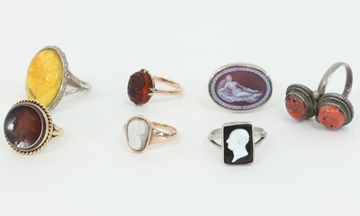 Lot 1214 - A collection of rings, including a single...