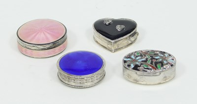 Lot 507 - A Continental silver heart shaped box with...