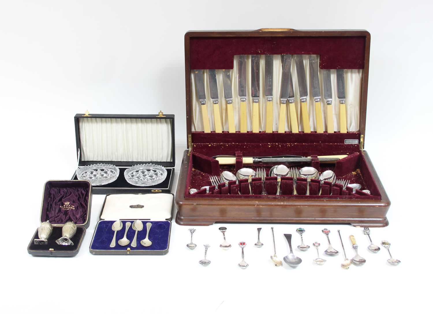 Lot 6 - A canteen of plated flatware, a quantity of...
