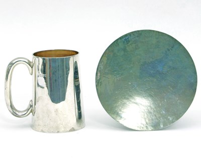 Lot 37 - A silver mug, London 1907, with plain C scroll...