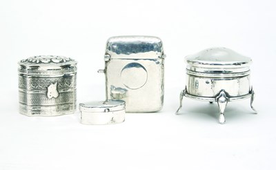 Lot 40 - A small silver trinket box, Birmingham 1910,...