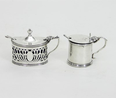 Lot 462 - A silver drum shaped mustard pot, Birmingham...