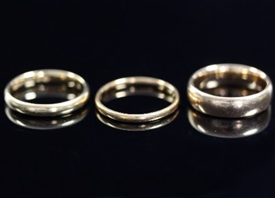 Lot 464 - An 18ct gold wedding band, size K and two...