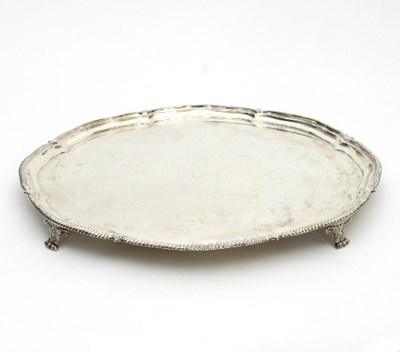 Lot 184 - A circular silver salver, GH, Sheffield 1927,...