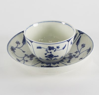 Lot 86 - A blue and white porcelain tea bowl and saucer,...
