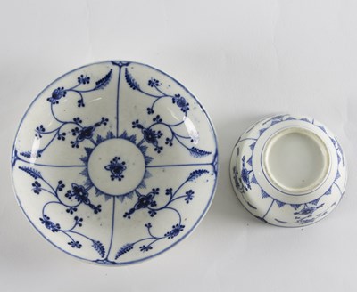 Lot 86 - A blue and white porcelain tea bowl and saucer,...