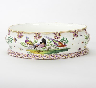 Lot 192 - A Chelsea style oval bowl, decorated birds and...