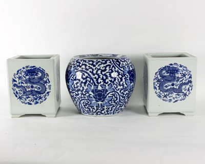 Lot 301 - A pair of Chinese blue and white jardini?re of...