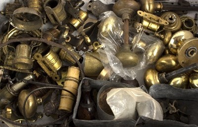Lot 414 - A quantity of various brass and metal fittings...