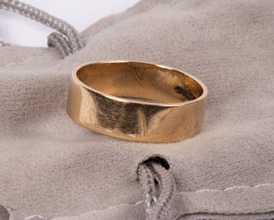 Lot 35 - An 18ct gold wedding band