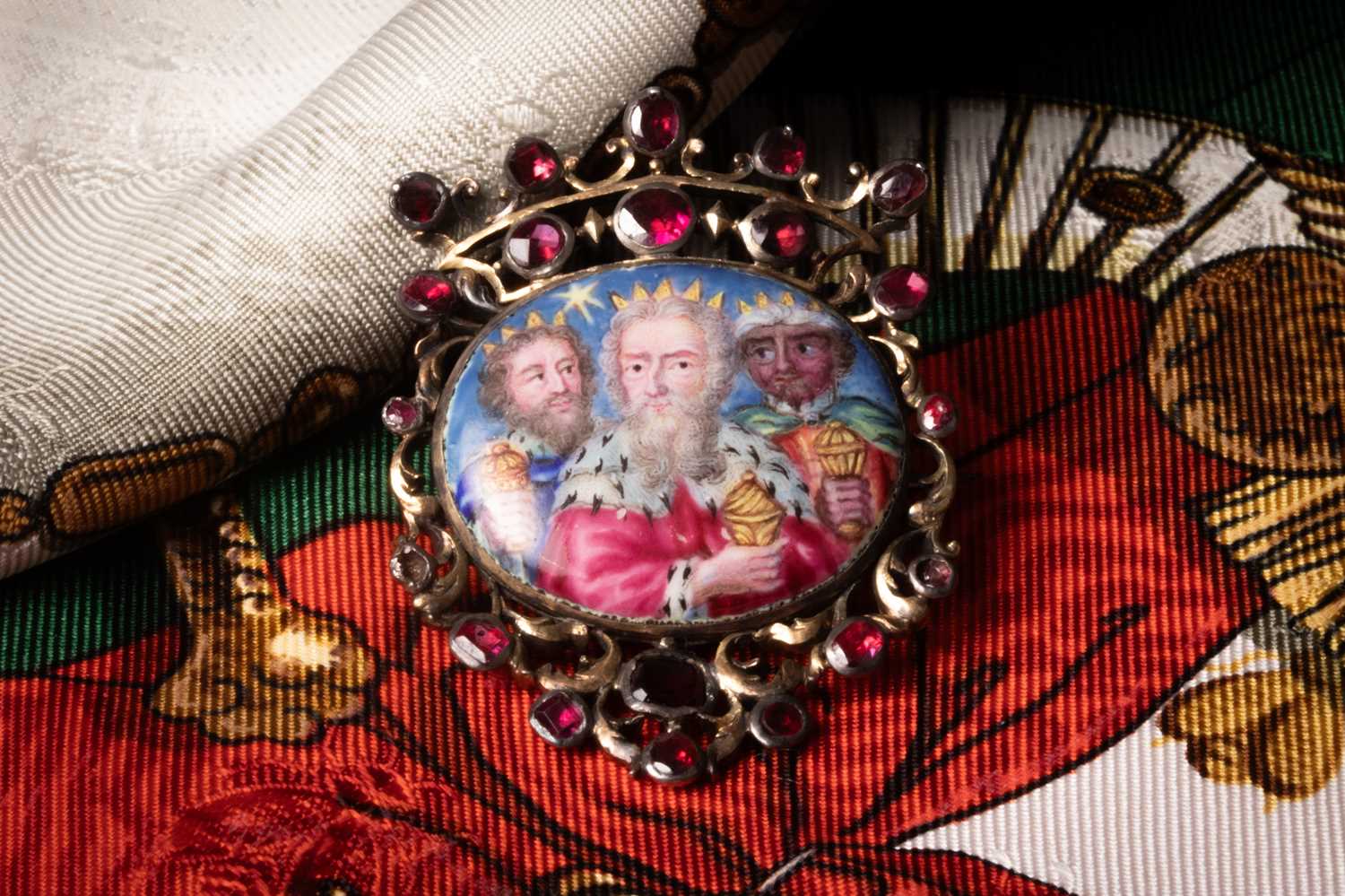 Lot 99 - A 19th Century Continental enamelled brooch