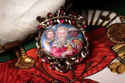 Lot 99 - A 19th Century Continental enamelled brooch