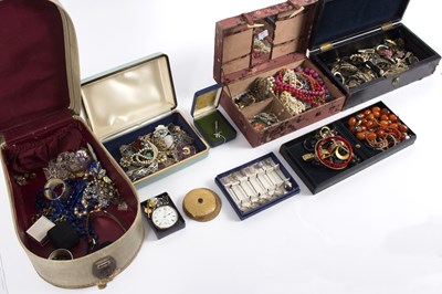 Lot 74 - A quantity of costume and silver jewellery to...