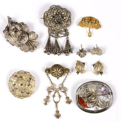 Lot 86 - A peridot set filigree brooch to an unmarked...