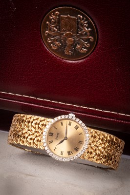 Lot 109 - A lady's 18k gold cased Piaget wristwatch