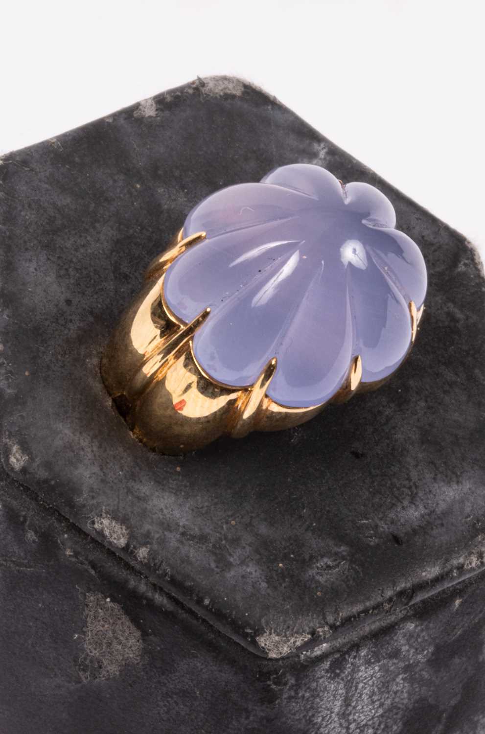 Lot 90 - An 18ct gold chalcedony ring