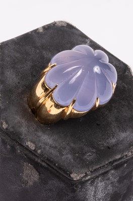 Lot 90 - An 18ct gold chalcedony ring