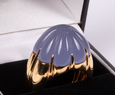 Lot 90 - An 18ct gold chalcedony ring