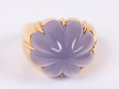 Lot 90 - An 18ct gold chalcedony ring
