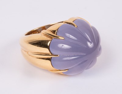 Lot 90 - An 18ct gold chalcedony ring