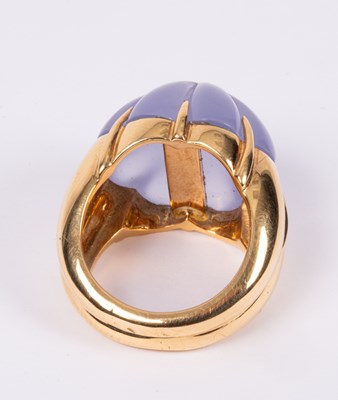 Lot 90 - An 18ct gold chalcedony ring