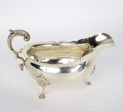 Lot 39 - A silver sauce boat, TH, Birmingham 1900, with...