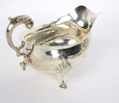 Lot 39 - A silver sauce boat, TH, Birmingham 1900, with...