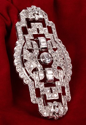 Lot 81 - An Art Deco style platinum and diamond brooch