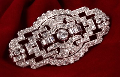 Lot 81 - An Art Deco style platinum and diamond brooch
