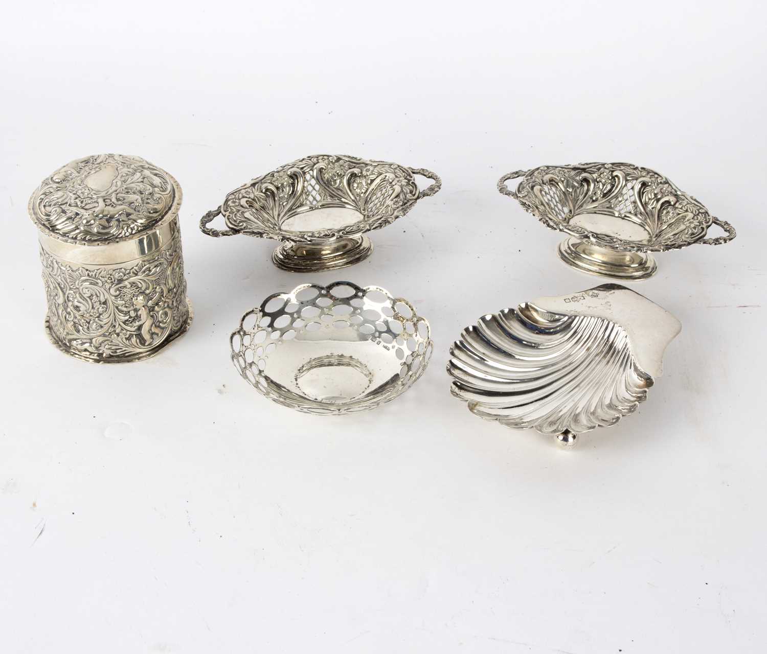 Lot 72 - A silver jar and cover, Goldsmiths &...