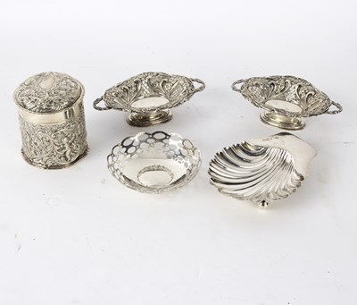 Lot 72 - A silver jar and cover, Goldsmiths &...