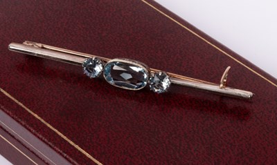 Lot 87 - An aquamarine three-stone bar brooch