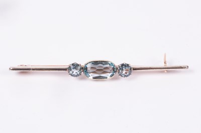 Lot 87 - An aquamarine three-stone bar brooch