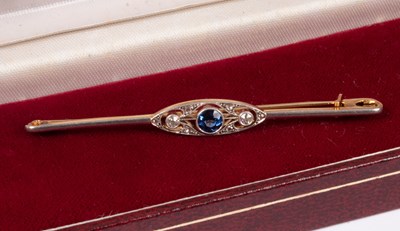 Lot 59 - An Edwardian gold, sapphire and diamond bar brooch