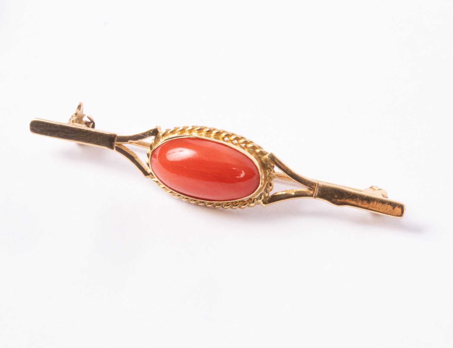Lot 108 - An 18ct gold and coral brooch