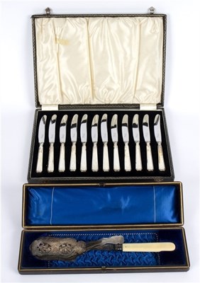 Lot 5 - Twelve silver-handled dessert knives, D&S,...