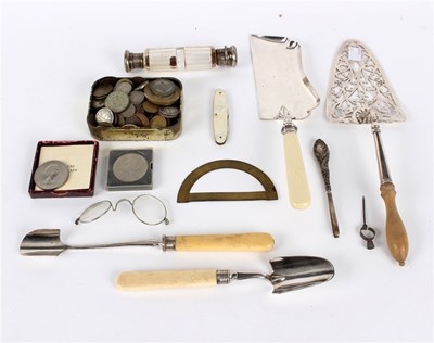 Lot 82 - A double-ended scent bottle, two stilton...