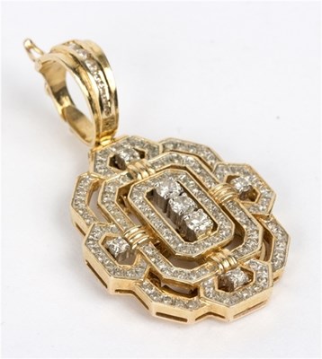 Lot 129 - A diamond pendant/brooch with removable...