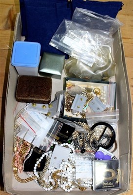 Lot 147 - A quantity of jewellery and costume jewellery...