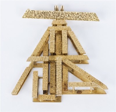 Lot 156 - A 9ct textured gold pendant brooch, Garrard &...