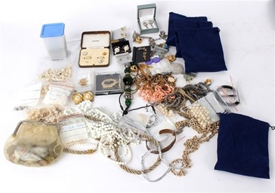 Lot 174 - A quantity of costume jewellery including...