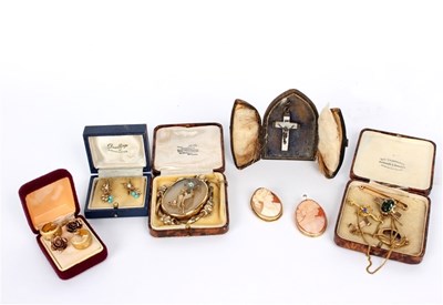 Lot 194 - A quantity of Victorian and later brooches...