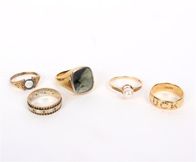 Lot 195 - A gentleman's 18ct gold signet ring, set with...