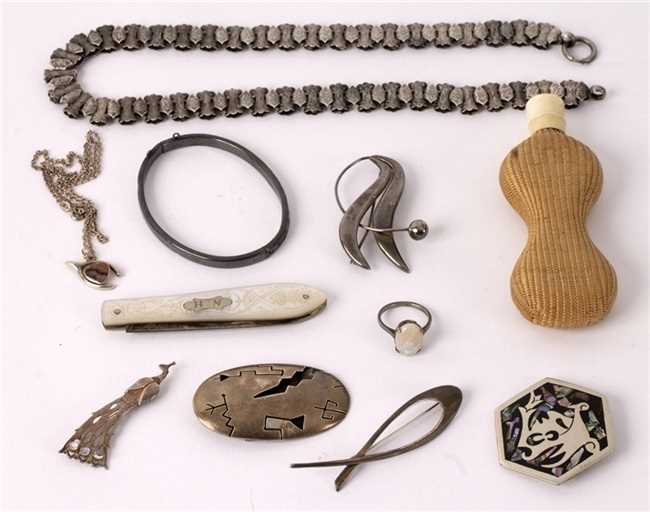 Lot 9 - A quantity of silver jewellery to include an...