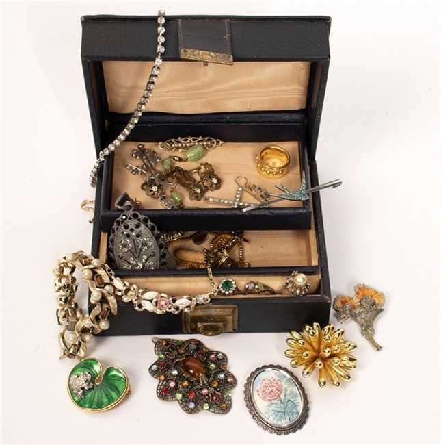Lot 22 - A quantity of costume jewellery including...