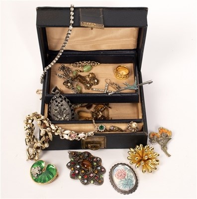Lot 22 - A quantity of costume jewellery including...