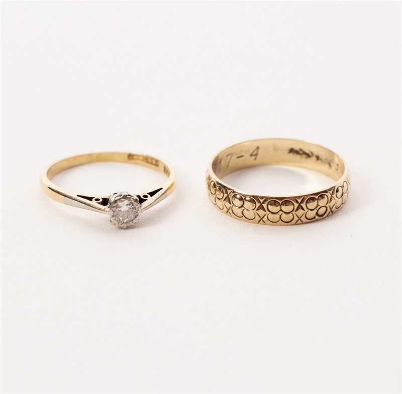 Lot 25 - A diamond solitaire ring set in 18ct yellow...