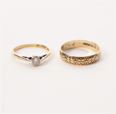 Lot 25 - A diamond solitaire ring set in 18ct yellow...